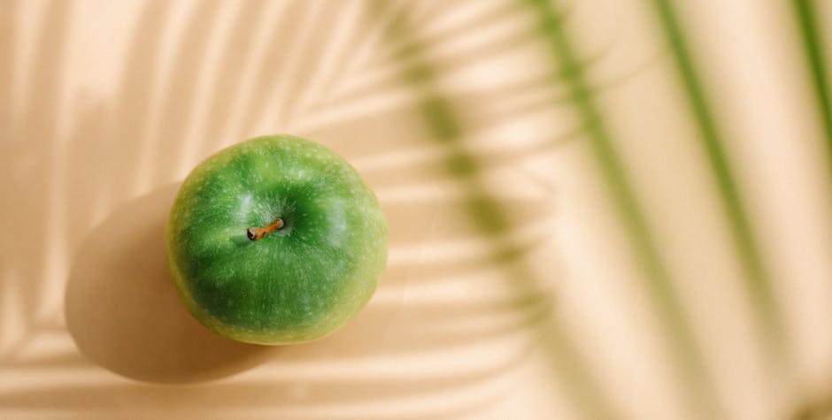 Image describing the nutritional composition of apples, showcasing various vitamins, minerals, and plant compounds that support overall health.